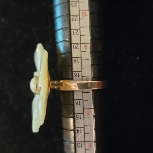 Sterling Silver And Mother Of Pearl Flower Ring - Picture 2 of 4